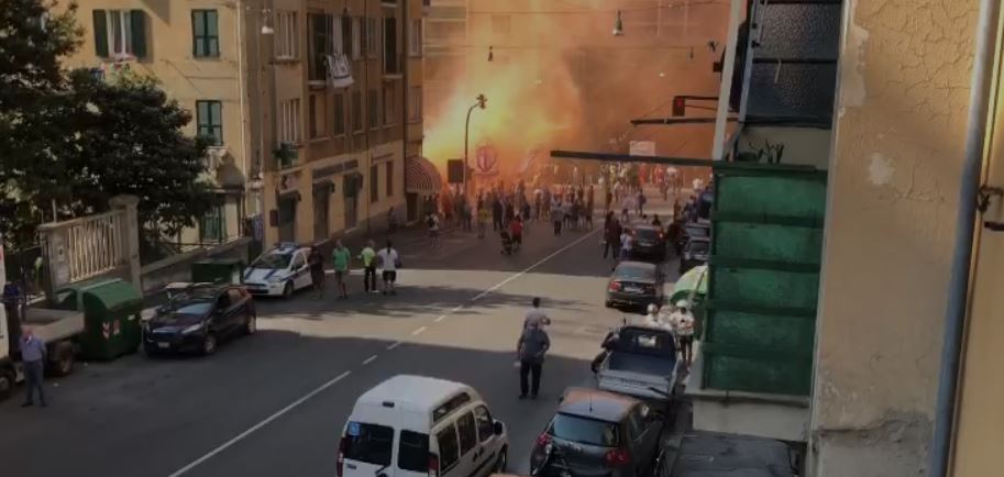 Genova, tifosi sampdoriani bloccano il traffico davanti allo stadio