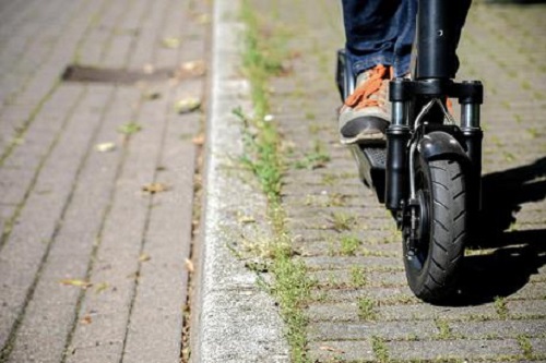 Genova, ubriaco e senza casco cade dal monopattino: multato un 36enne 
