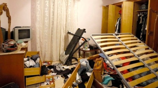Torna a casa ubriaco, mette a soqquadro la casa e minaccia la compagna: denunciato