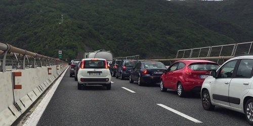 Caos autostrade, chilometri di code sotto la pioggia da Ponente a Levante