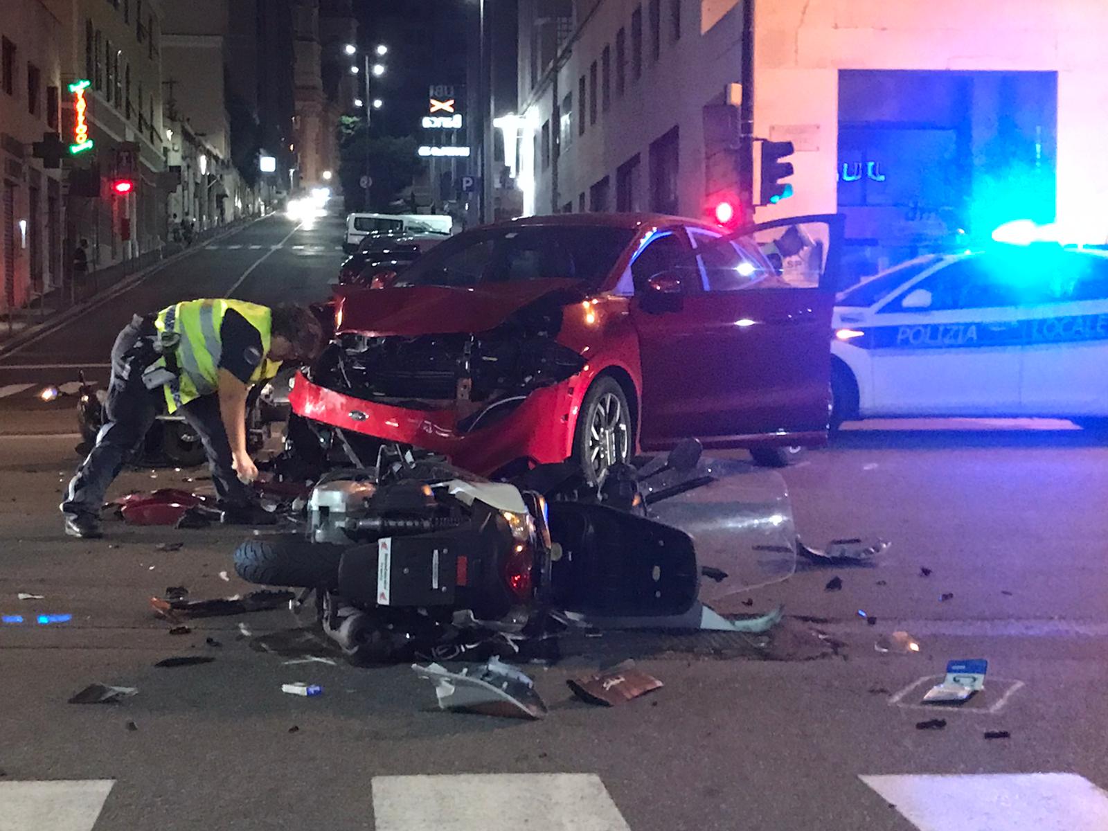 Genova, scontro fra due moto e un'auto in piazza Dante: tre feriti non gravi