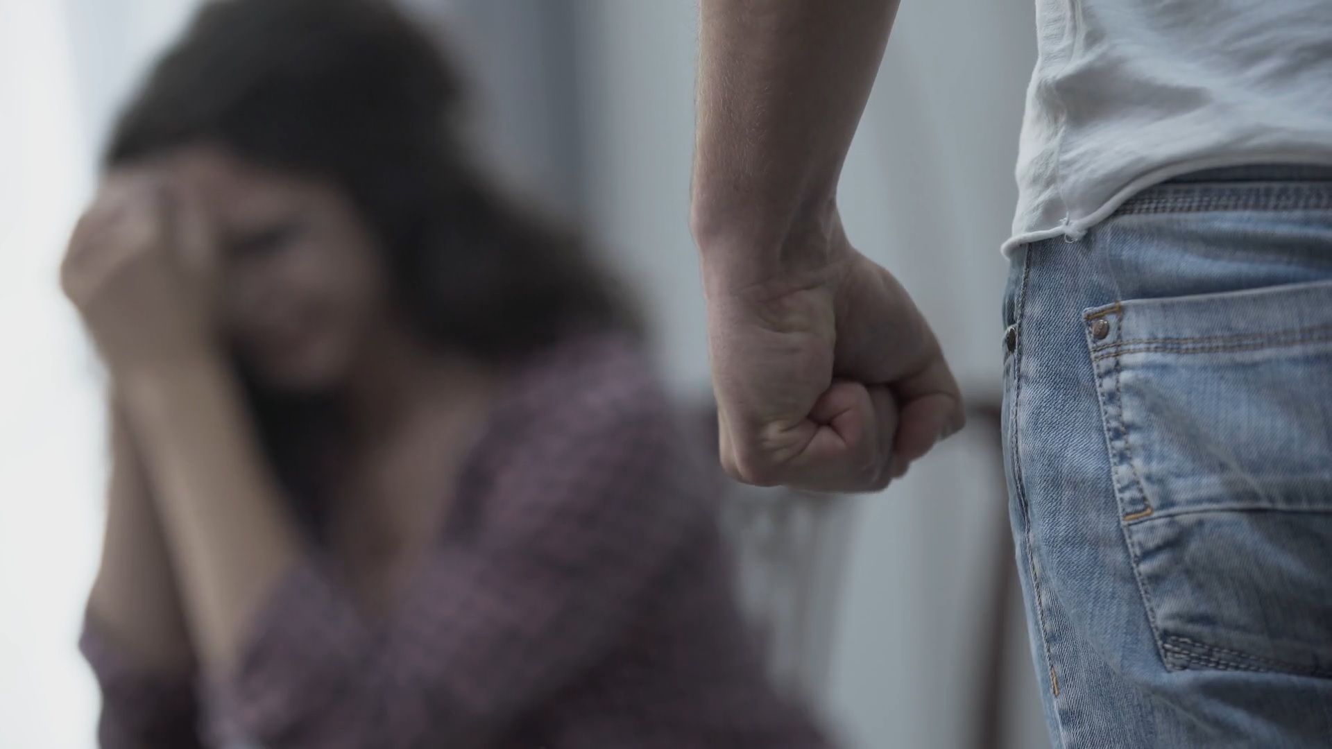 Genova, prende a pugni la compagna fino a farla svenire: arrestato