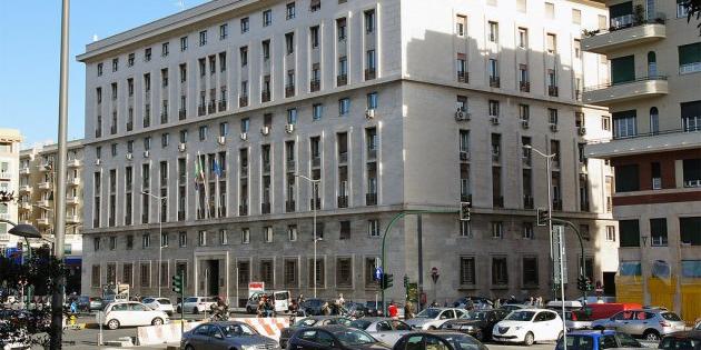 Accende fuoco sui gradini dell'Agenzia Entrate e scappa: preso dalla polizia municipale