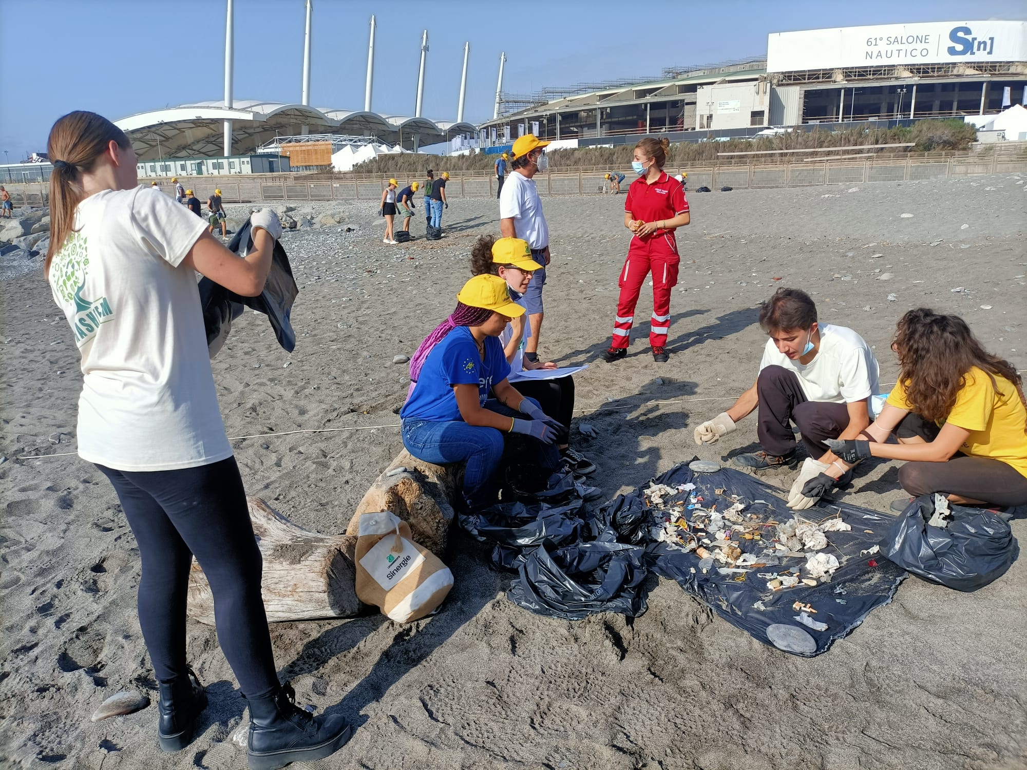 Puliamo il mondo: i volontari ripuliscono la spiaggia di piazzale Kennedy e catalogano i rifiuti