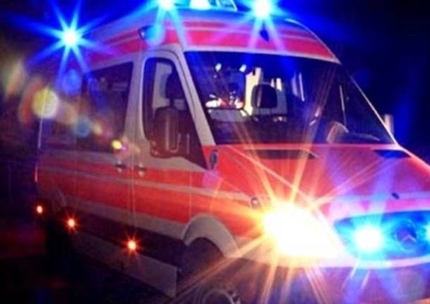 Genova, chiama il 112 per chiedere come suicidarsi: ma all'arrivo del medico lo minaccia