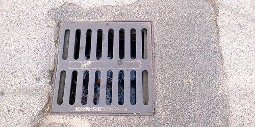 Sanremo, finisce dentro a un tombino aperto: uomo recuperato dai vigili del fuoco