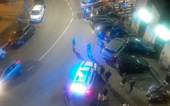 Genova, perde il controllo del suv e travolge macchine parcheggiate: nessun ferito