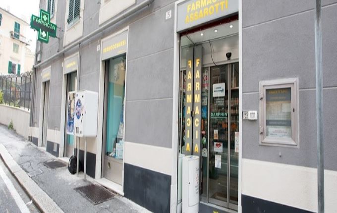 Predoni delle farmacie, fallisce una seconda spaccata con il tombino