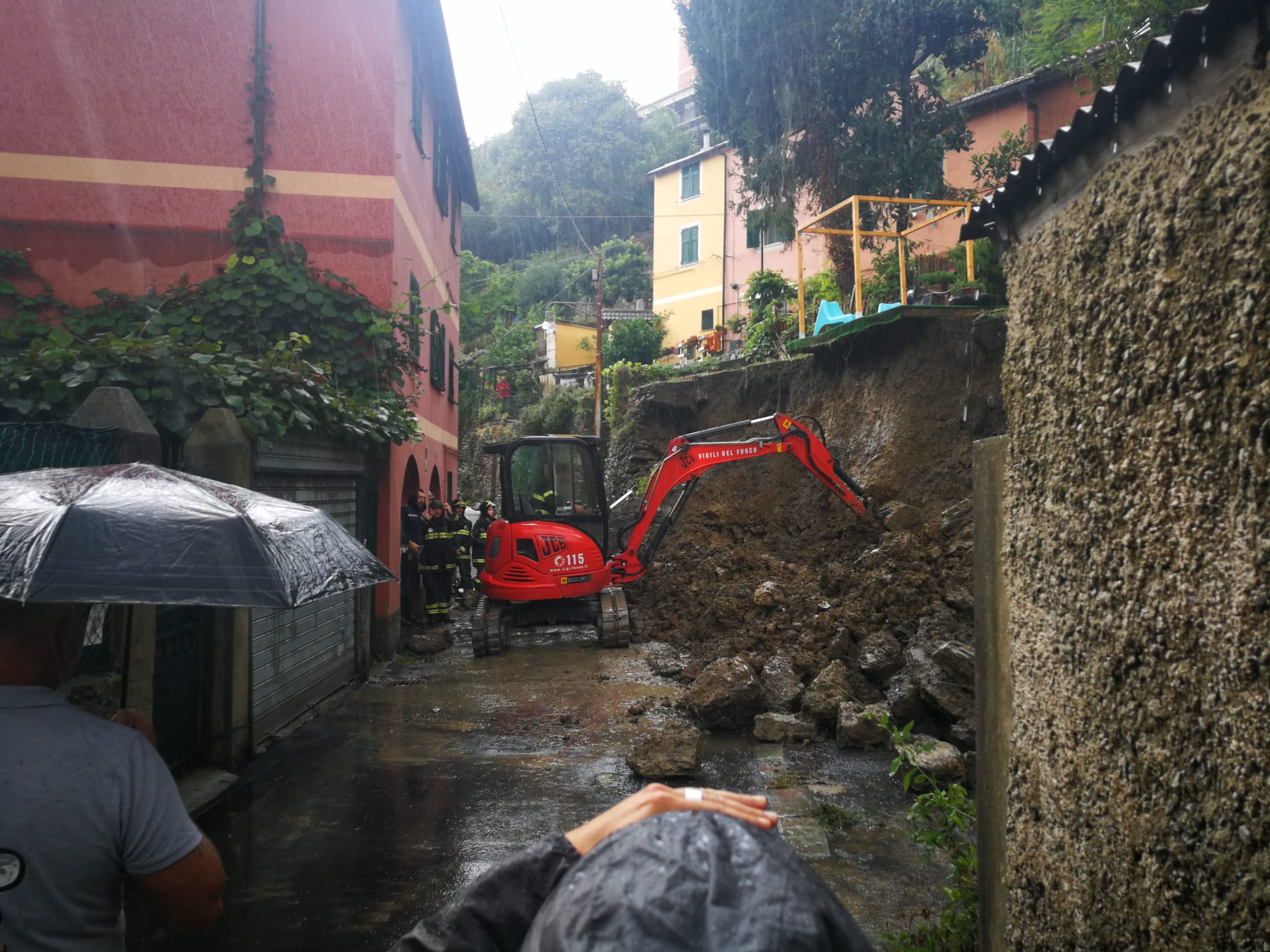 Maltempo a Genova, frana in via delle Gavette: strada chiusa