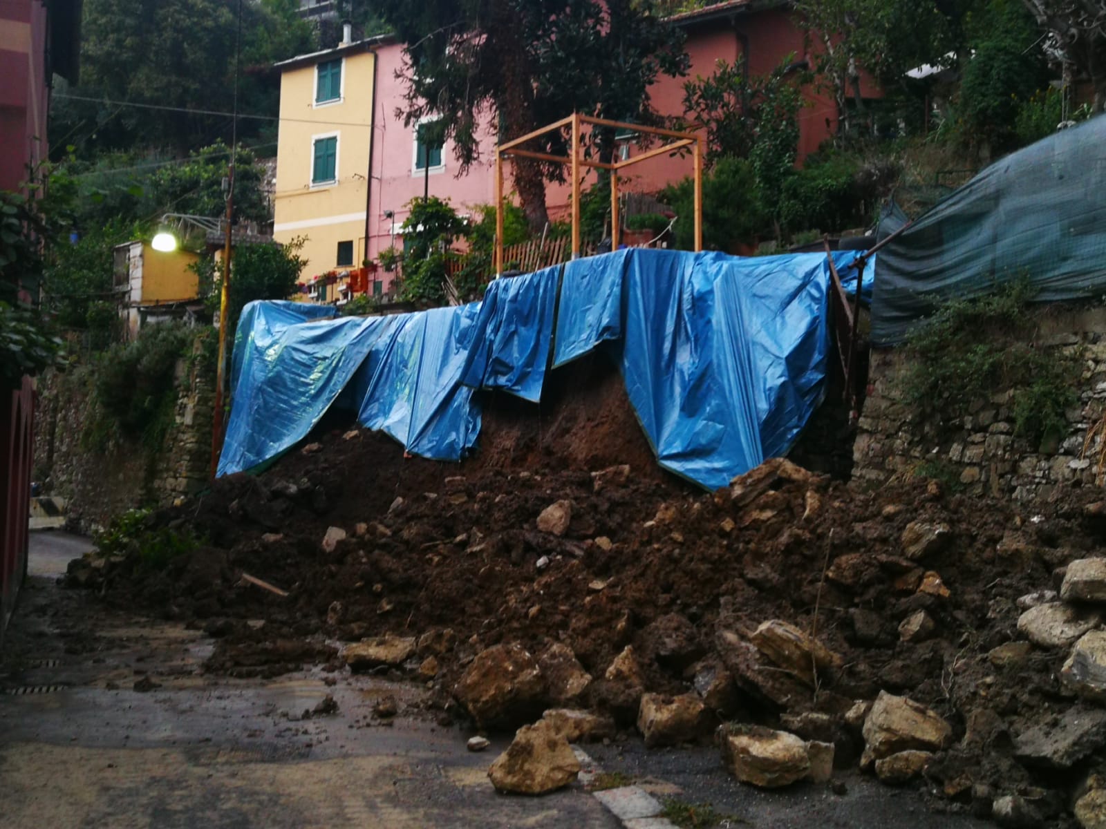 Genova, frana in via delle Gavette: notte fuori casa per le due famiglie sfollate 