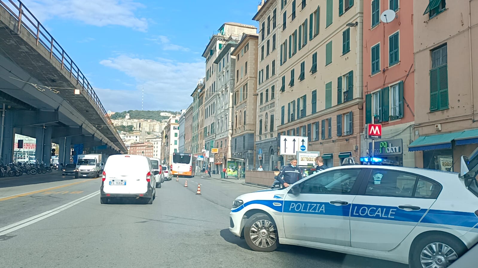Incidente tra moto e auto a Genova, disagi alla viabilità in via Gramsci