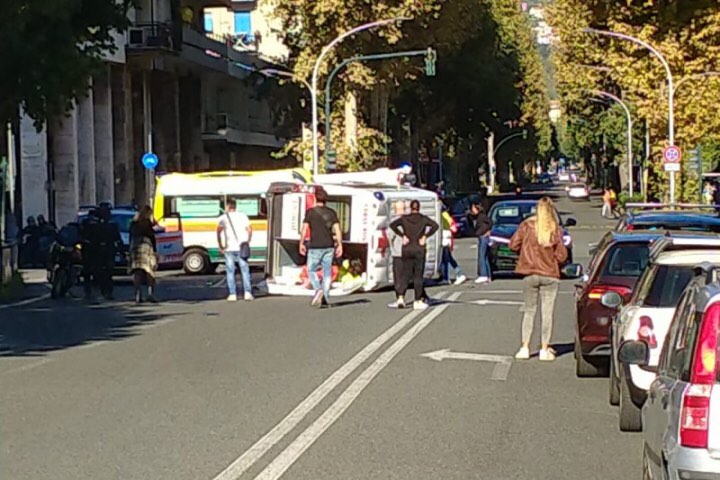 La Spezia: scontro tra due ambulanze, una si ribalta, sei feriti