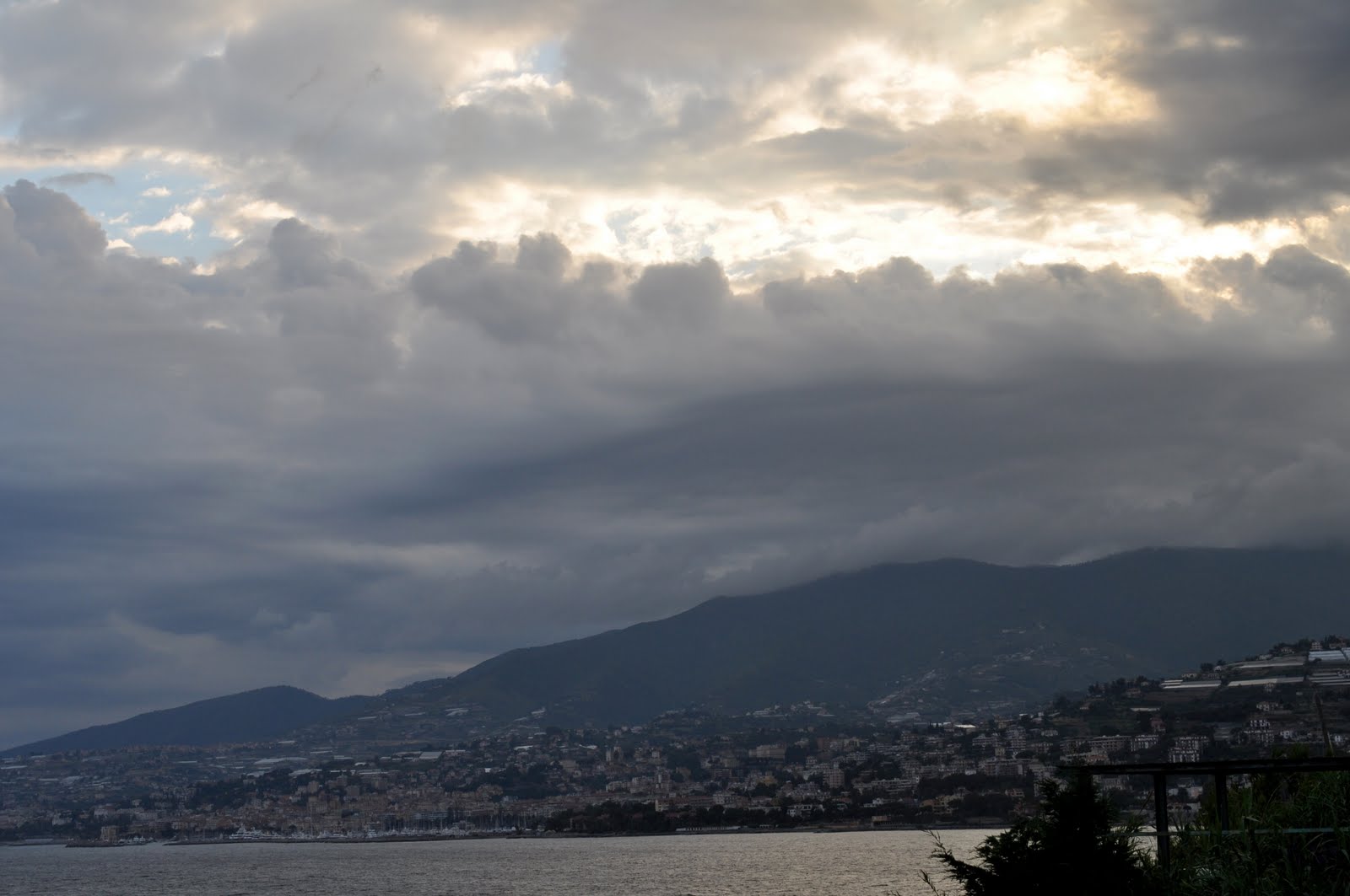 Meteo, giornata di nuvole e piogge sul centro ponente
