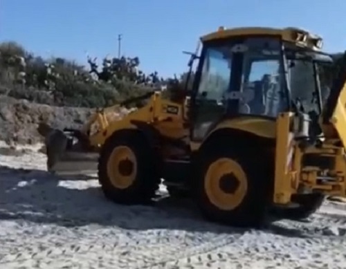 Ruba una ruspa e tenta la fuga a bordo del mezzo ma danneggia le auto in sosta