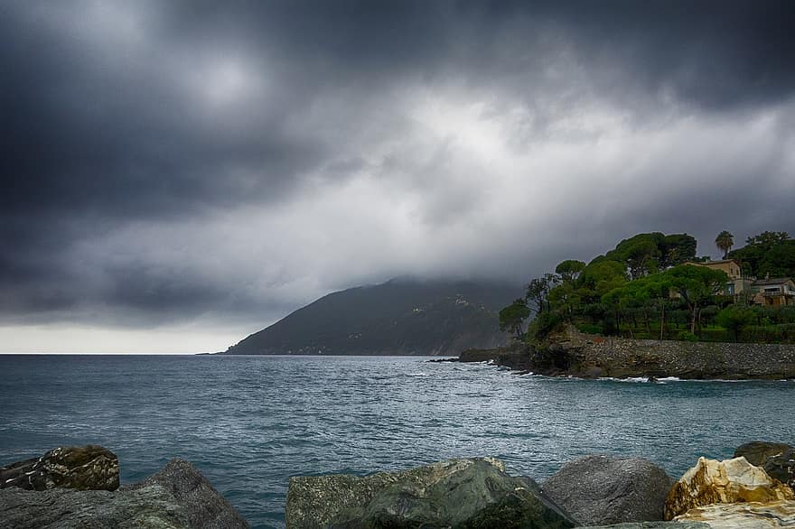 Meteo Liguria, qualche nube e brevi piogge in serata
