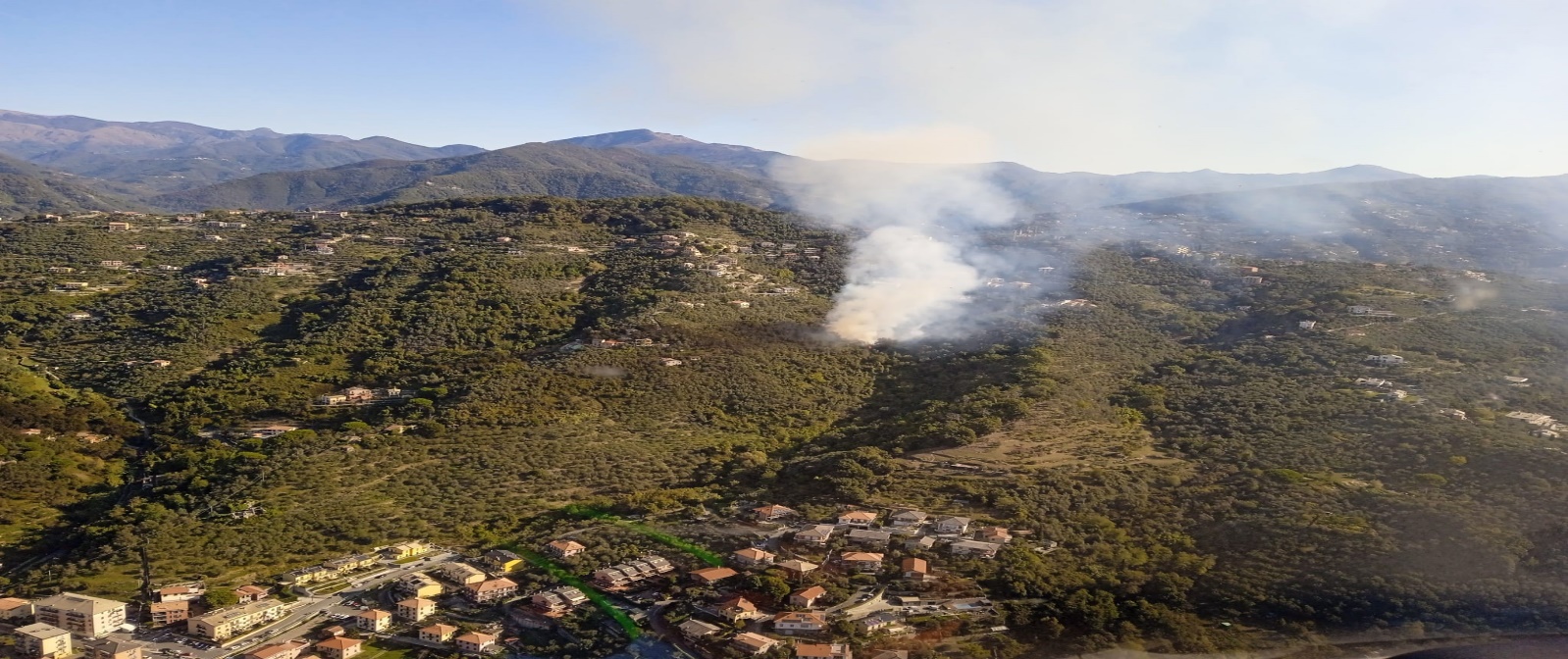 Gli sfugge il controllo del fuoco e provoca un incendio boschivo, denunciato 58enne a Leivi