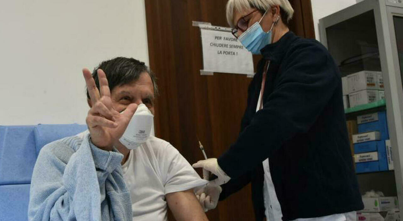 Terza dose per gli ultrasessantenni, alle 12 il via alle prenotazioni