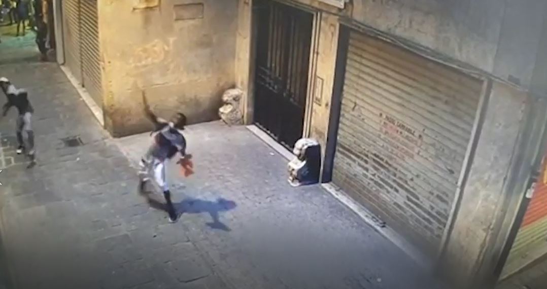 Genova, le immagini choc dei pusher che scagliano bottiglie contro le finestre degli abitanti