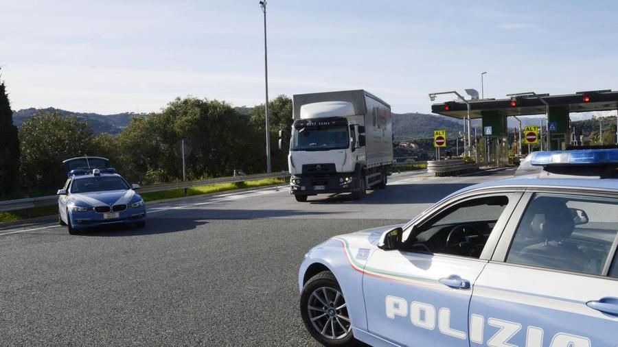 Trenta clandestini a piedi in autostrada, allarme sulla A10 tra Arenzano e Cogoleto