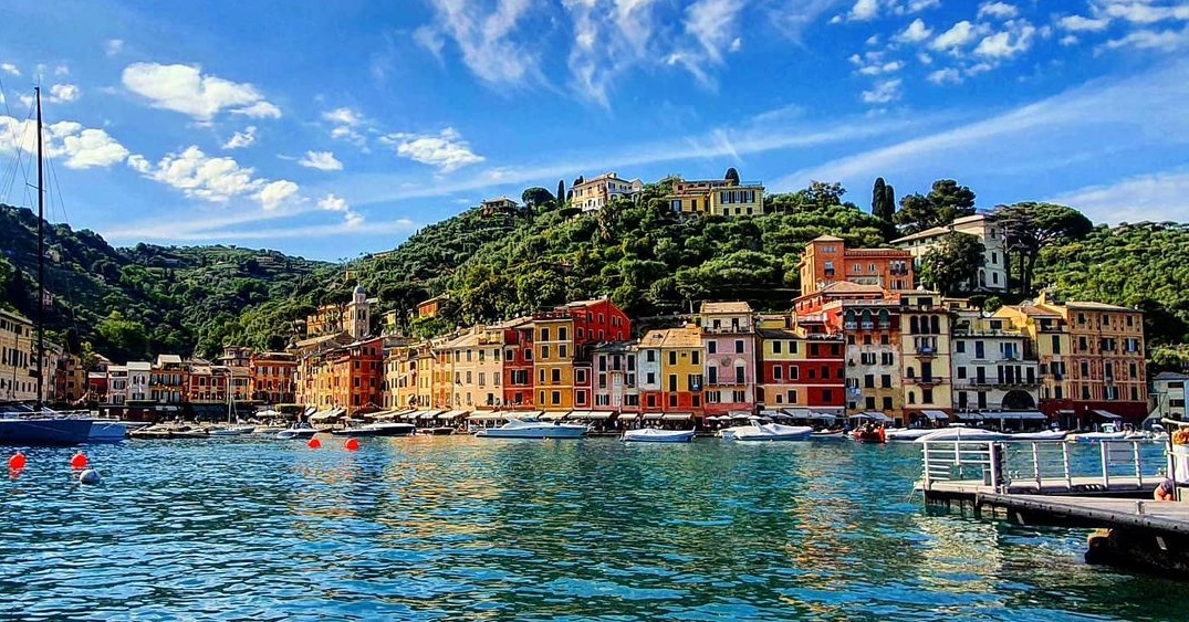 https://www.primocanale.it/materialiarchivio/immagininews/20211026162417-20210913131851-Portofino_con_il_sole_vista_dal_mare.jpg