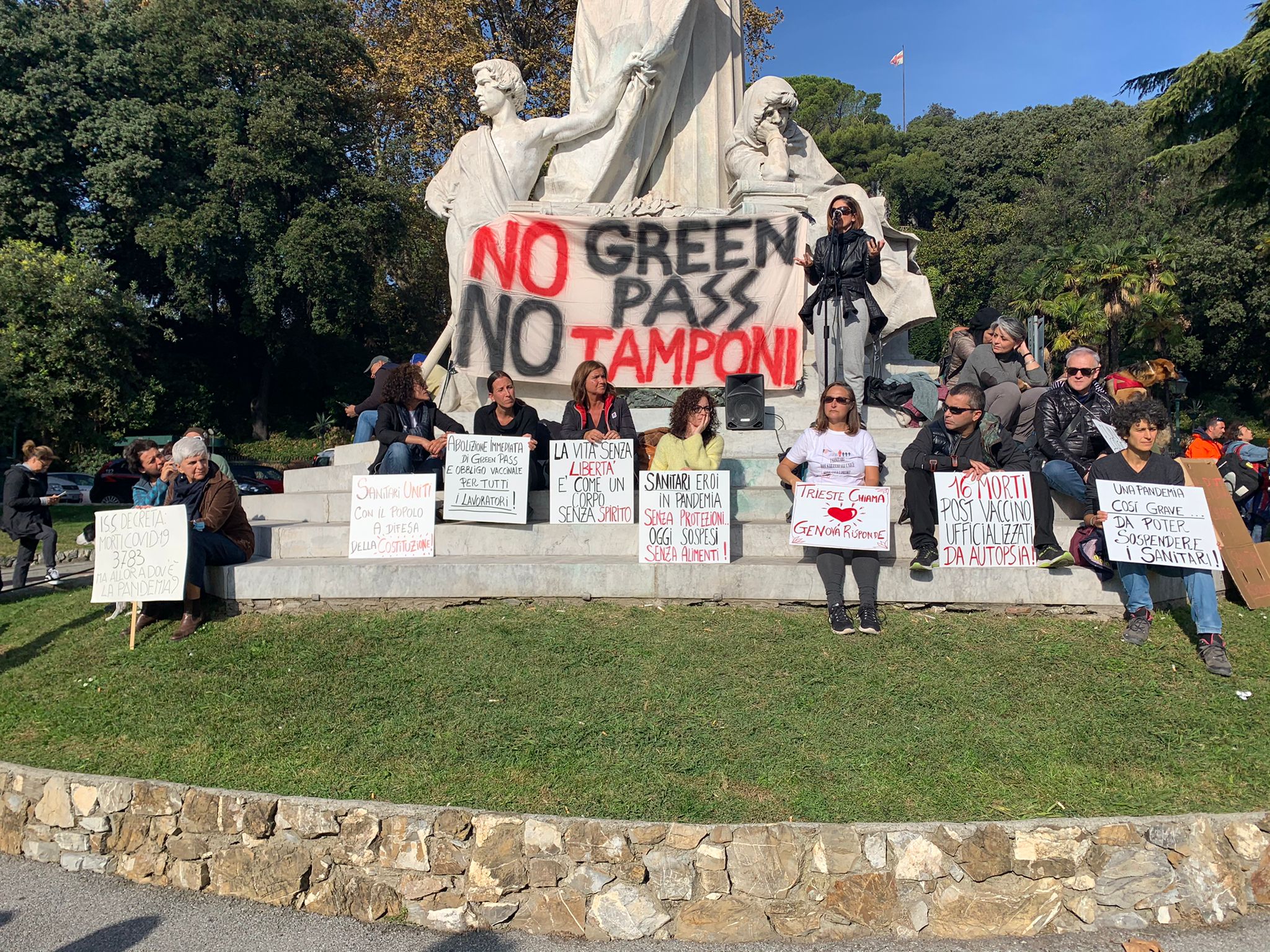 Sanitari no Green Pass scendono in piazza: 