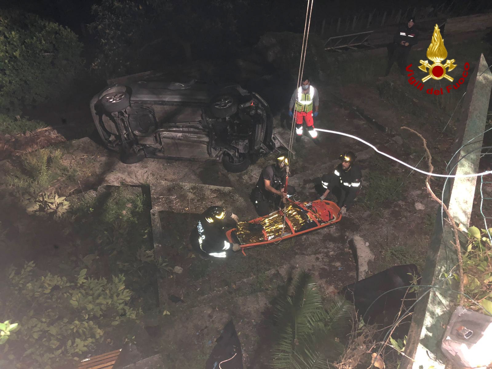 Esce fuori strada per evitare un cinghiale: auto distrutta
