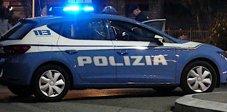 https://www.primocanale.it/materialiarchivio/immagininews/20211101123106-volante_polizia_notte.jpg