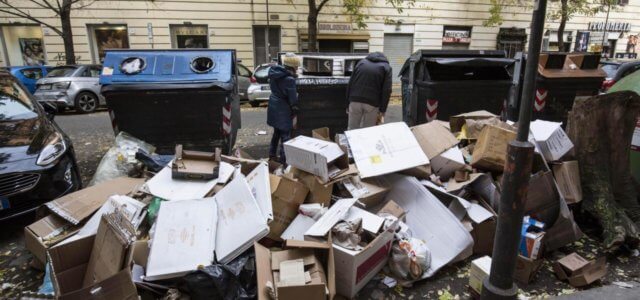 Rifiuti, sciopero generale lunedì 8 novembre: il ritiro non è garantito