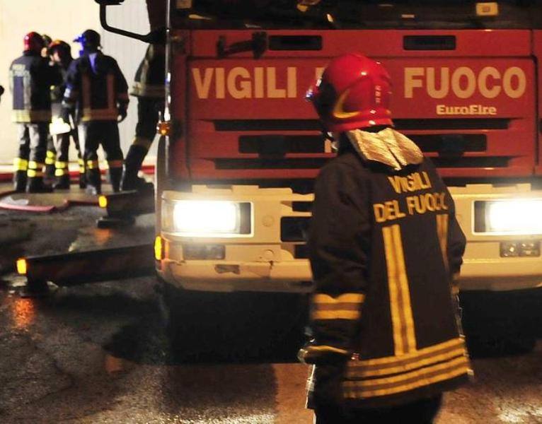 https://www.primocanale.it/materialiarchivio/immagininews/2021110470836-vigili-del-fuoco-notte.jpg