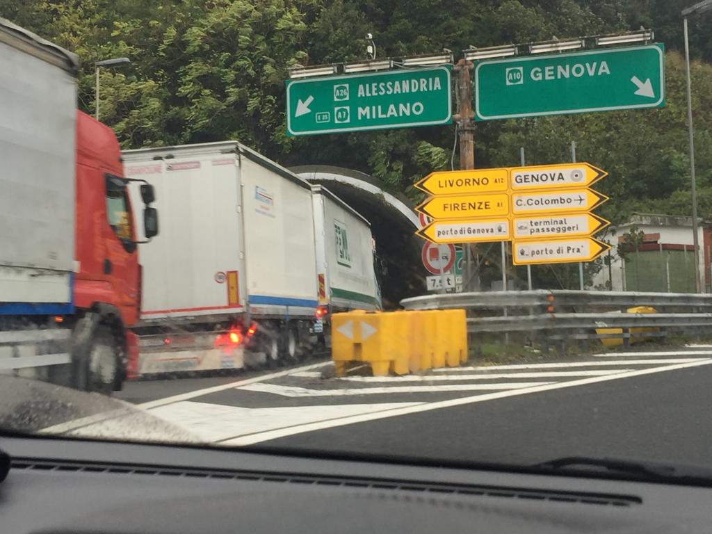 https://www.primocanale.it/materialiarchivio/immagininews/20211105135121-Coda_autostrada_bivio_A26_pioggia_macchine_traffico.jpg