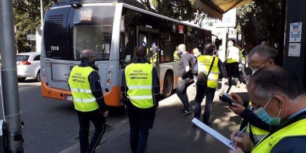 Furbetti del biglietto dell'autobus a Genova, settimana di controlli in città