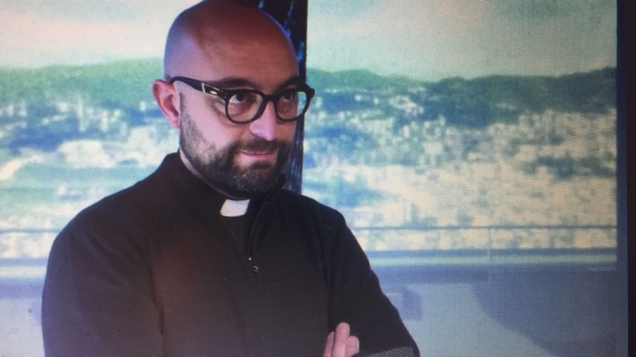 Il prete che fa surf con l’abito talare: “Convinto da Gabo e immortalato da Guindani, insegno ai giovani che siamo normali”