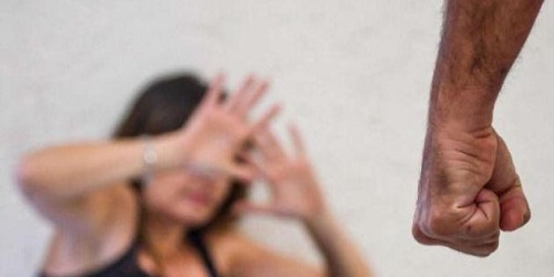 Genova, minaccia e picchia la compagna: arrestato 38enne genovese